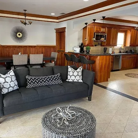 Be A Nomad - Stunning Old World Home Top Oceanviews